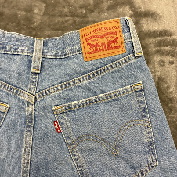 Levi’s High Waist Mom Jean Shorts Women Sz.27 Blue Cut Off Distressed 3” - Picture 5 of 9